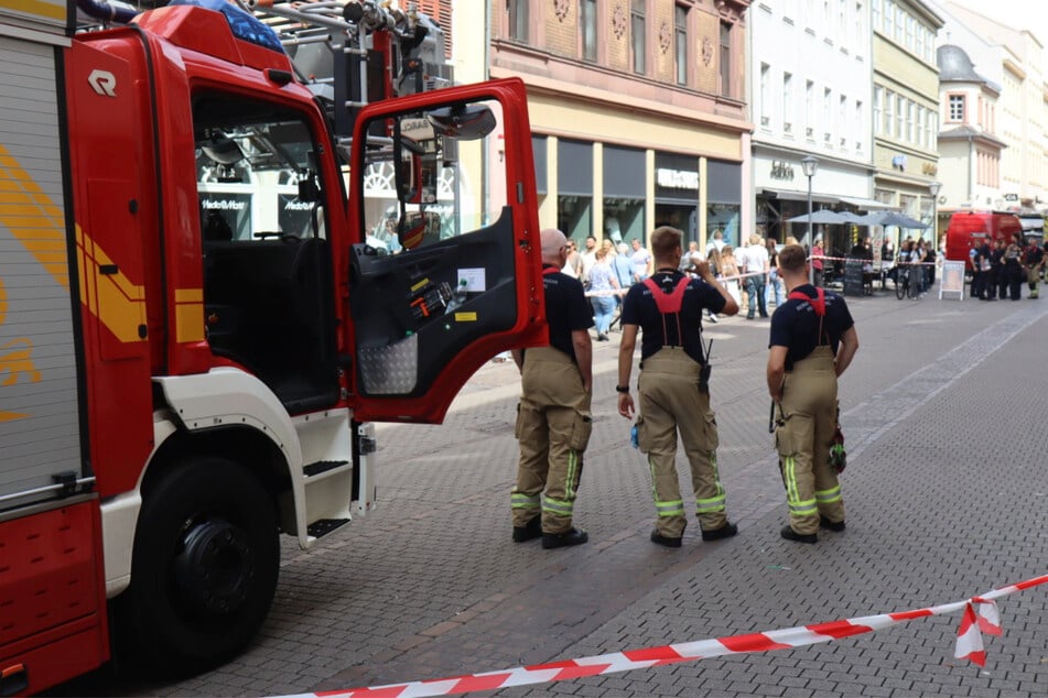 Feuerwehr und Polizei sperrten einen Teil der Fußgängerzone ab.