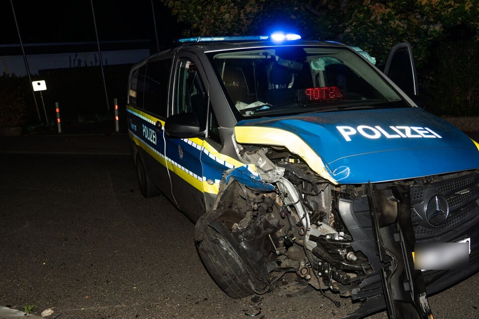 Sowohl am Audi als auch am Polizeiwagen war Totalschaden entstanden.