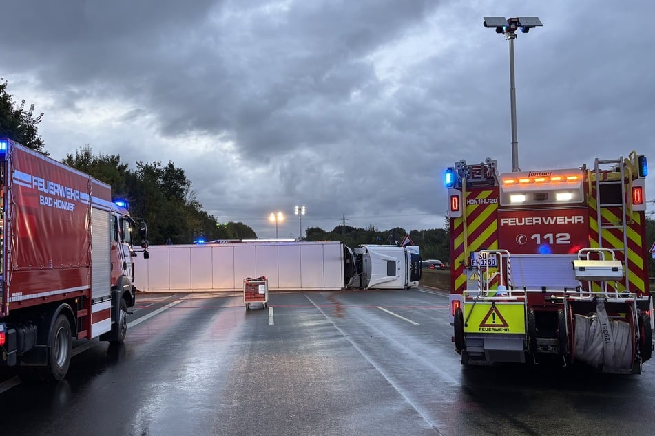 Der mit Elektrogeräten beladene Lastwagen war aus bislang unbekannten Gründen auf die Seite gekippt.