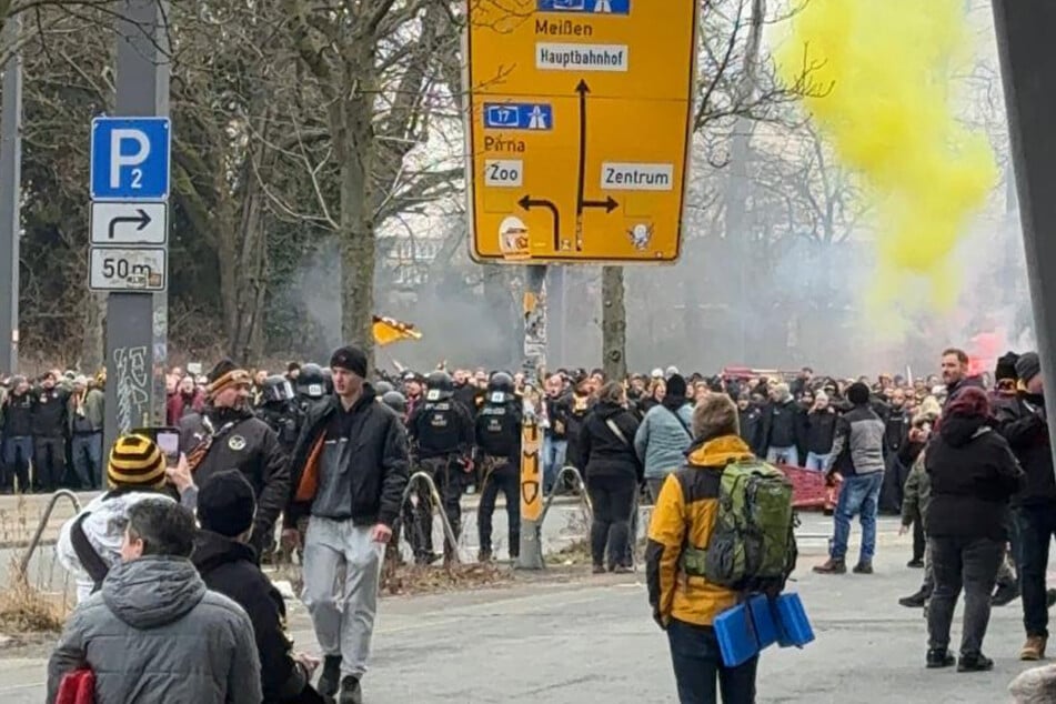 Gelber Rauch stieg am Stadion auf. Ein klares Zeichen der Dynamo-Fans: Wir sind bereit!