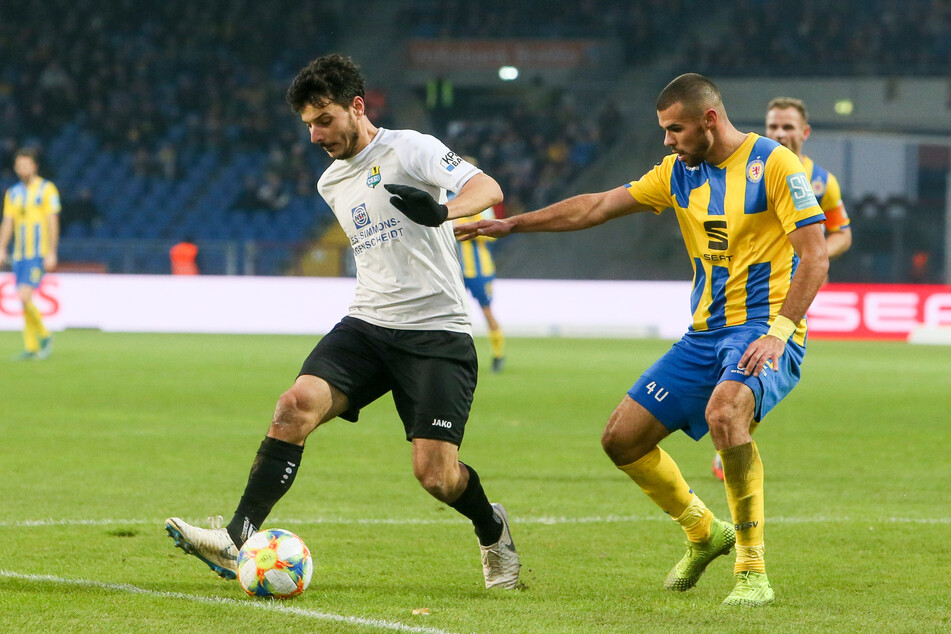 Robin Ziegele (25, r.), hier gegen Philipp Hosiner (33), spielt künftig beim FSV Zwickau.