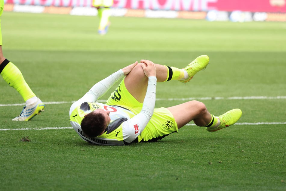 Niklas Süle (30) hält sich das verletzte linke Knie. Hat er durch eine mögliche Verletzung seine letzten BVB-Minuten in Hoffenheim gespielt?