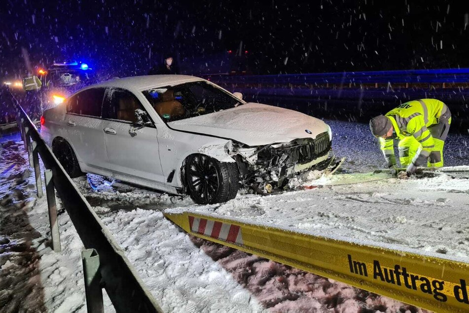 Ein BMW rutschte bei Ziesar in die Leitplanke.