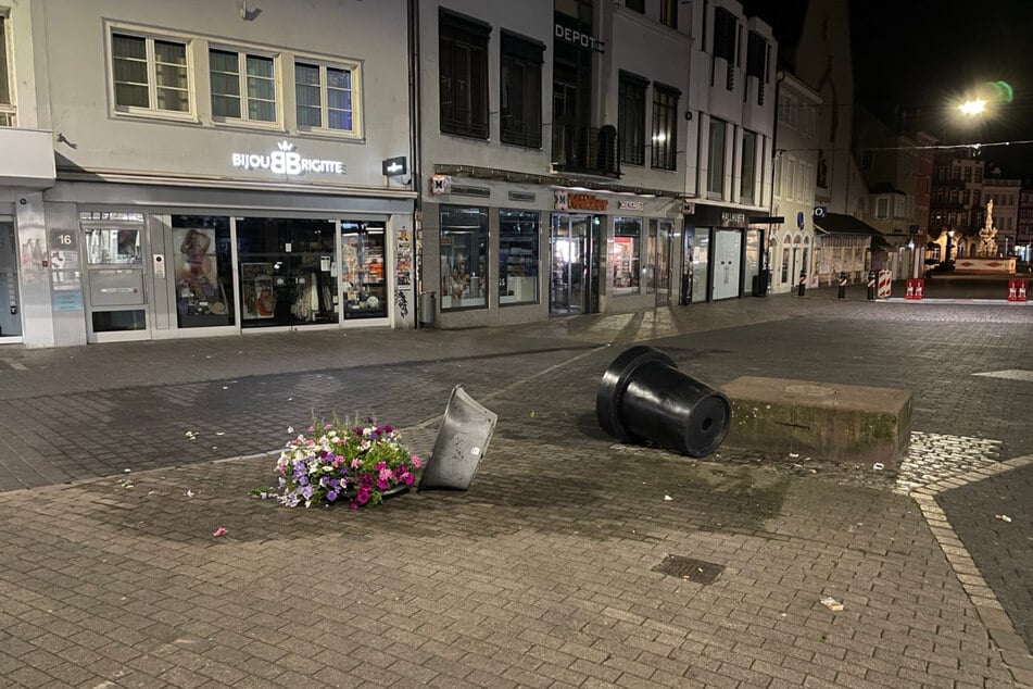 Mehrere Blumenkübel und Mülltonnen wurden bei der Vandalismus-Aktion beschädigt.