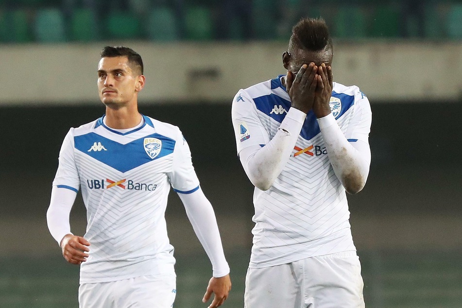 Im November 2019 wurde Mario Balotelli (31, r.) gegen Hellas Verona mit Affenlauten und rassistischen Rufen beleidigt.