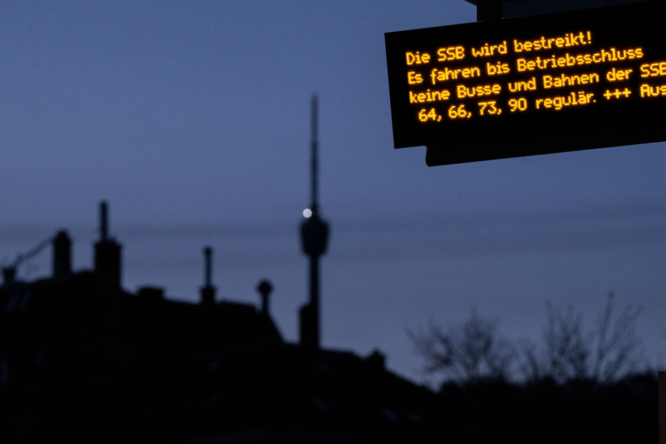 Eine Anzeige an einer Haltestelle in Stuttgart weist auf einen Streik hin.