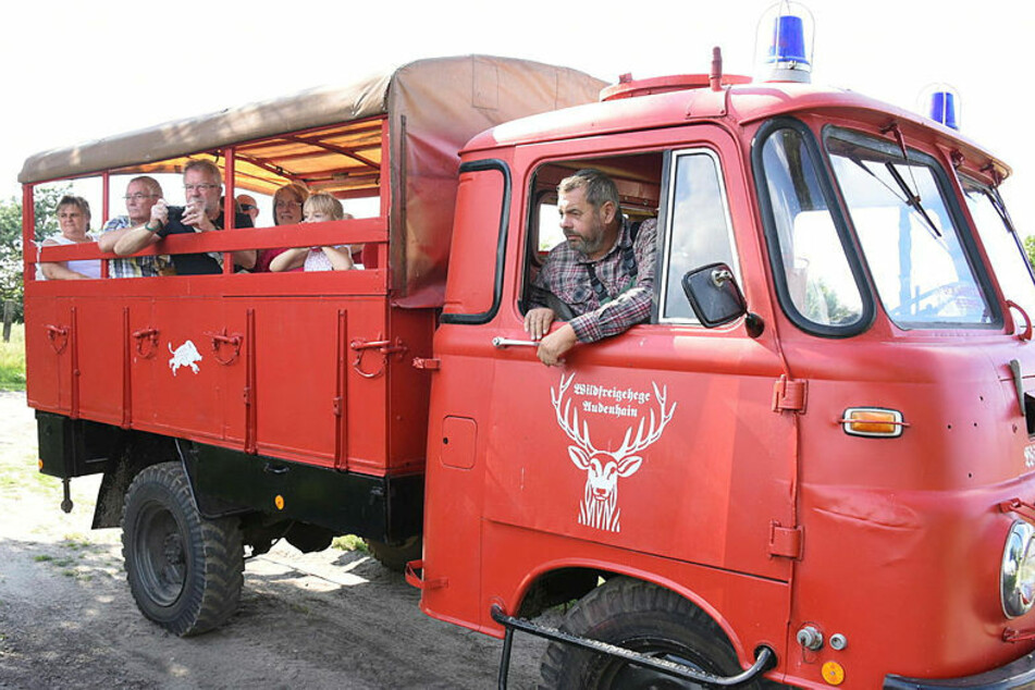 Vorne Pötzsch, hinten die Safari-Teilnehmer: Die Tour in "der alten Feuerwehr" ist ein echtes Vergnügen.