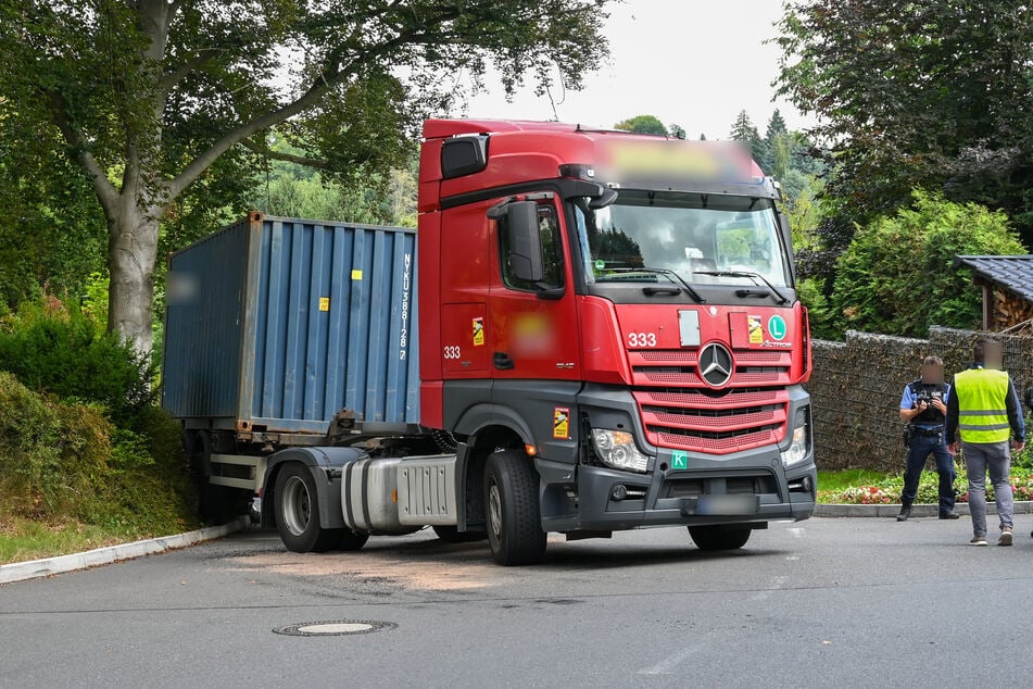 Auf der Johannistalstraße in Leisnig (Landkreis Mittelsachsen) ging am Freitagnachmittag nichts mehr - ein Lkw blockierte die Fahrbahn.