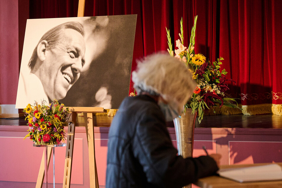 Eine Frau trägt sich im Deutschen Haus in Beelitz in das Kondolenzbuch für den Volksschauspieler Herbert Köfer ein. Der Schauspieler starb am 24. Juli im Alter von 100 Jahren in Berlin.