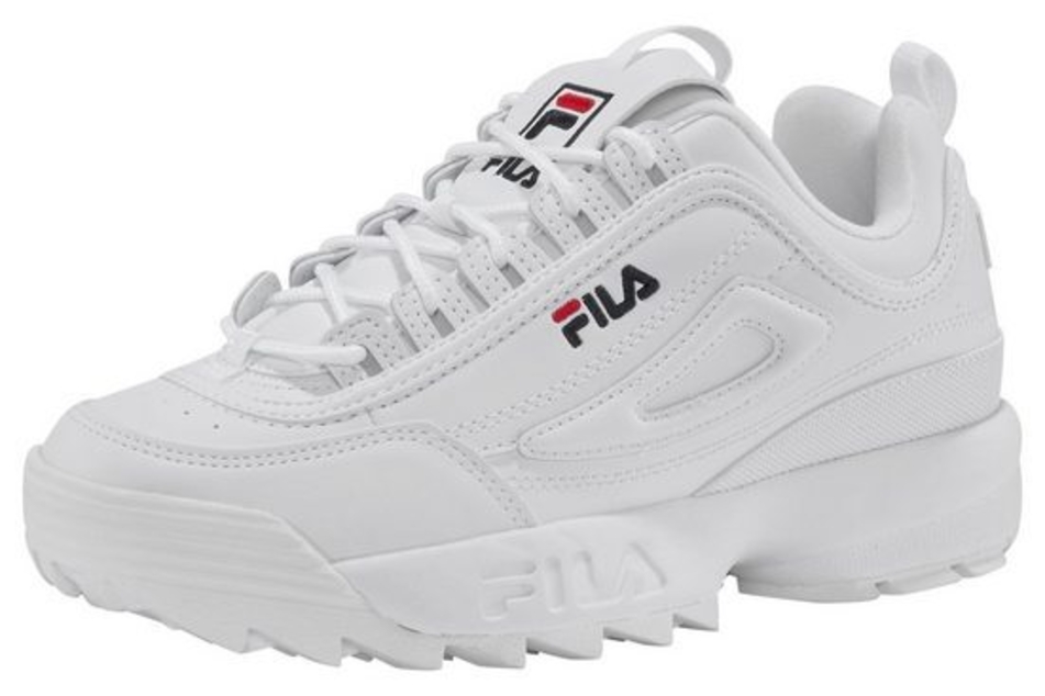 Das sportliche Design der "Disruptor Low" von FILA macht den weißen Sneaker zu einem Schuh, mit dem man gut Stilbrüche kreieren kann.