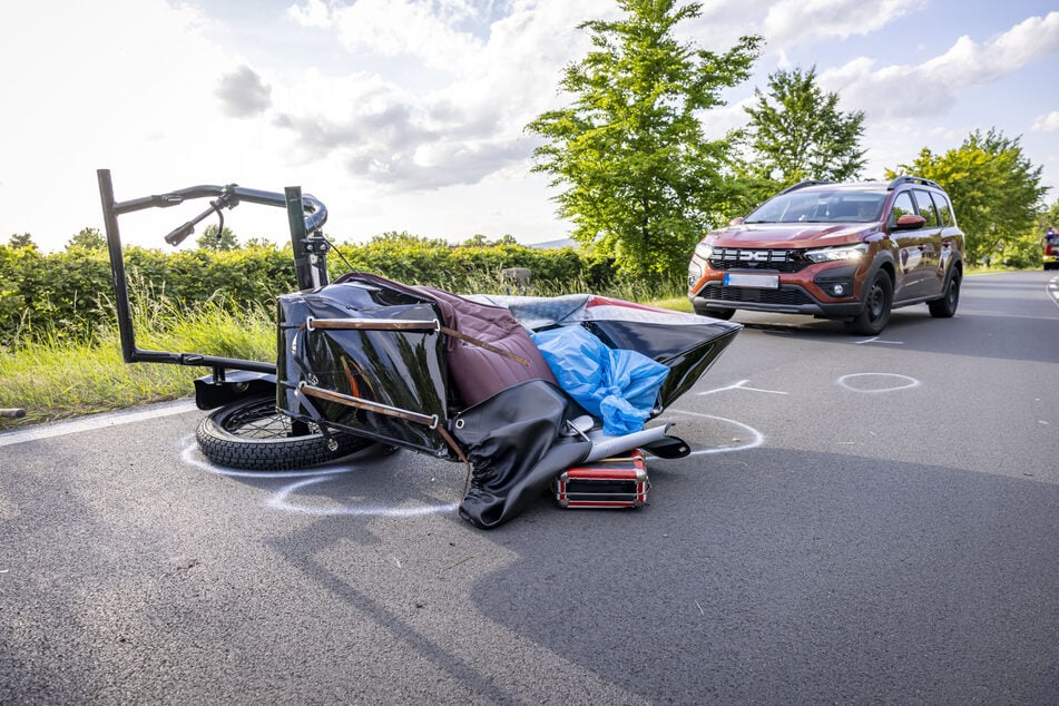 Beim Crash löste sich der Seitenwagen des Motorrads und krachte infolge gegen zwei Autos.