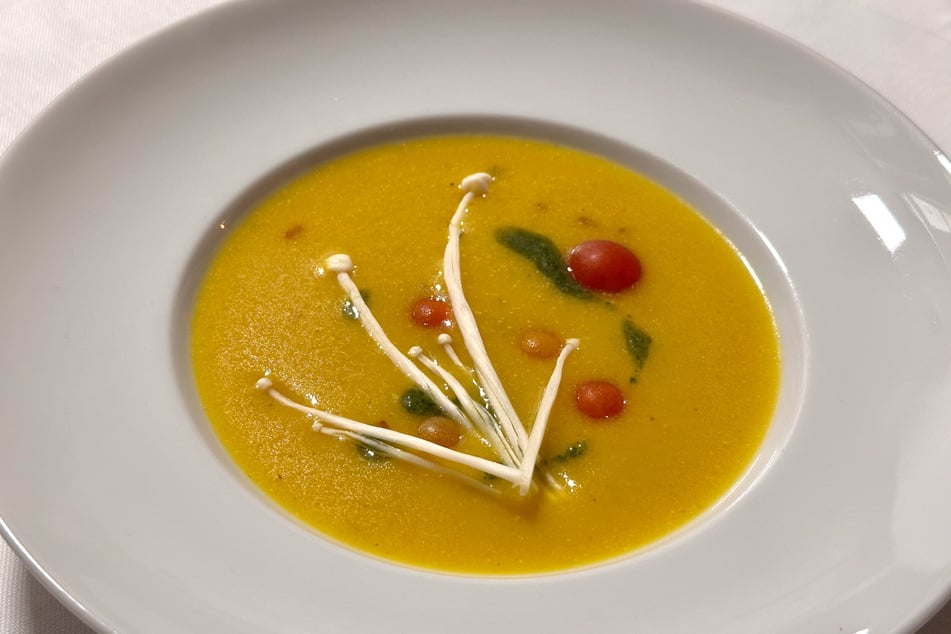 Die Tom-Kha-Gai-Suppe von der gelben Rübe.