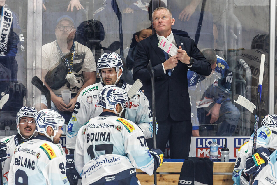 Eislöwen-Coach Niklas Sundblad (52, oben) kann aus der Auftaktpleite einige Lehren ziehen.