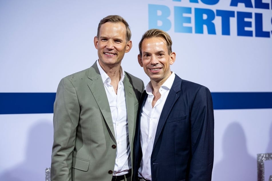 Hendrik Streeck (48, l.) und sein Mann Paul Zubeil (50) posieren auf dem roten Teppich der Bertelsmann Party 2025.