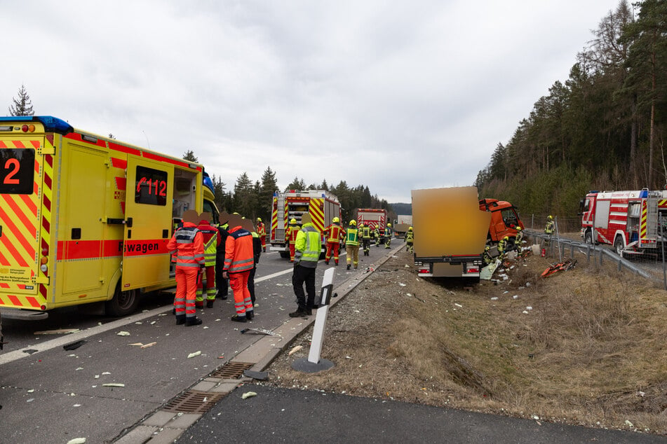 Der Fahrer des Lastwagens (73), welcher den angrenzenden Straßengraben durchfuhr, wurde nach Angaben der Autobahnpolizei leicht verletzt.