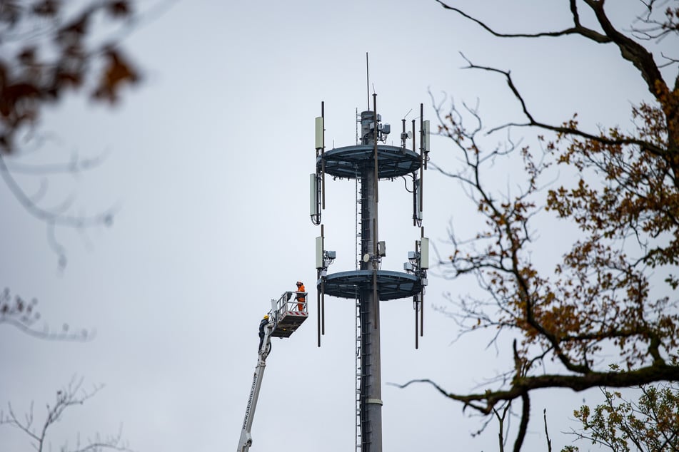 Ein plötzlicher Defekt sorgte dafür, dass die beiden Arbeiter in rund 45 Metern Höhe feststeckten.