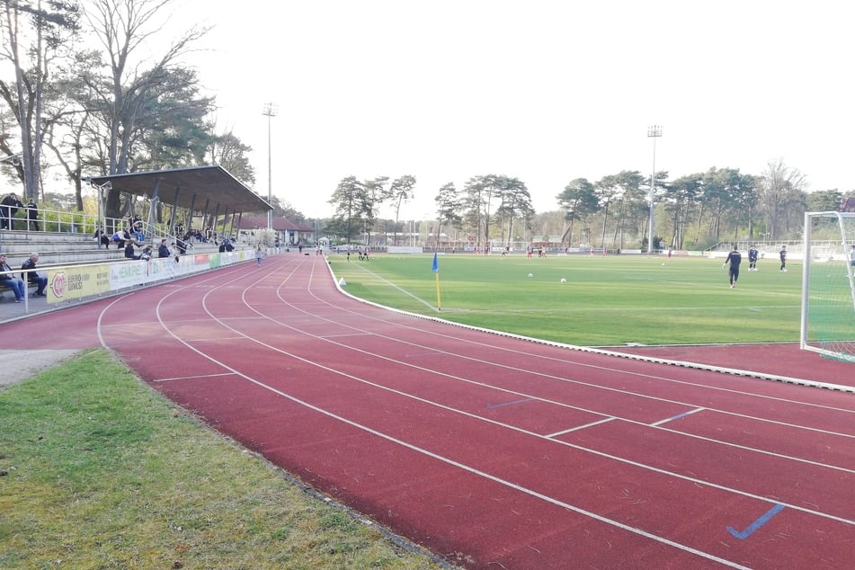 Das Ernst-Reuter-Sportfeld verfügt über Flutlicht, eine überdachte Tribüne und einen separierten Gästebereich (nicht im Bild).