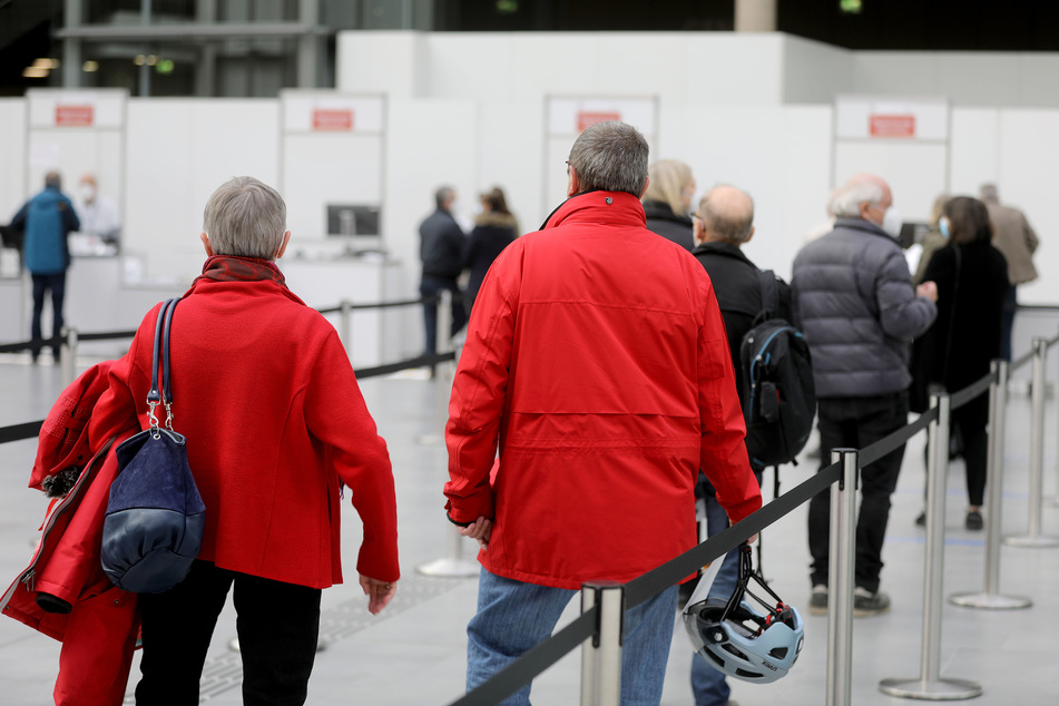 Die Impf-Priorisierung ist ab Samstag aufgehoben. Dennoch werden wohl viele zunächst auf einen Termin warten müssen.