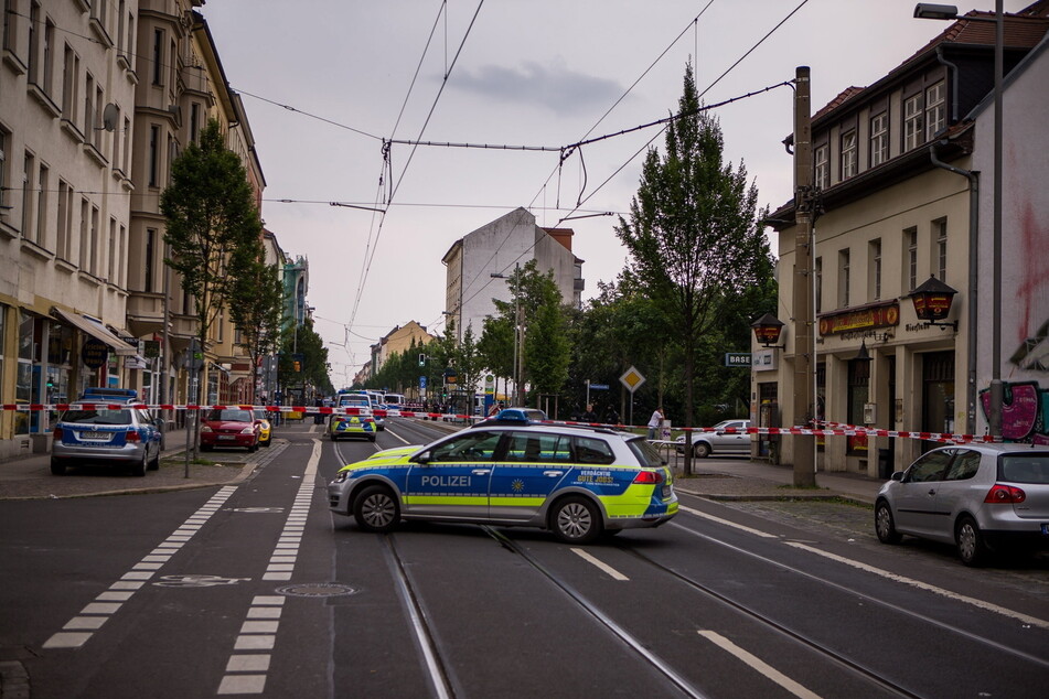 Nach den tödlichen Schüssen auf die United Tribuns hat die Polizei die Eisenbahnstraße abgesperrt. Fast alle Hells Angels wurden am Tatort festgenommen.
