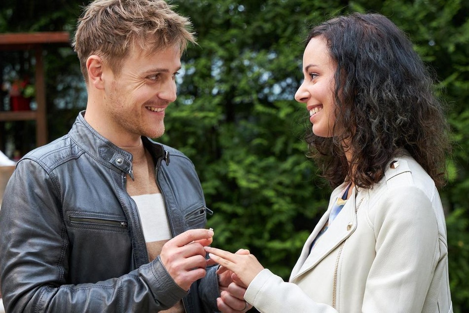 Vanessa (Jeannine Gaspár, 30) und Max (Stefan Hartmann, 32) haben sich verlobt.