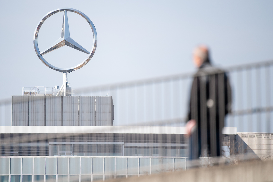Der Autobauer Daimler verlängert die wegen der Coronavirus-Pandemie verhängte Zwangspause und plant nun bis Ende April mit Kurzarbeit. Auf dem Foto ist das Mercedes-Benz Werk Untertürkheim zu sehen.