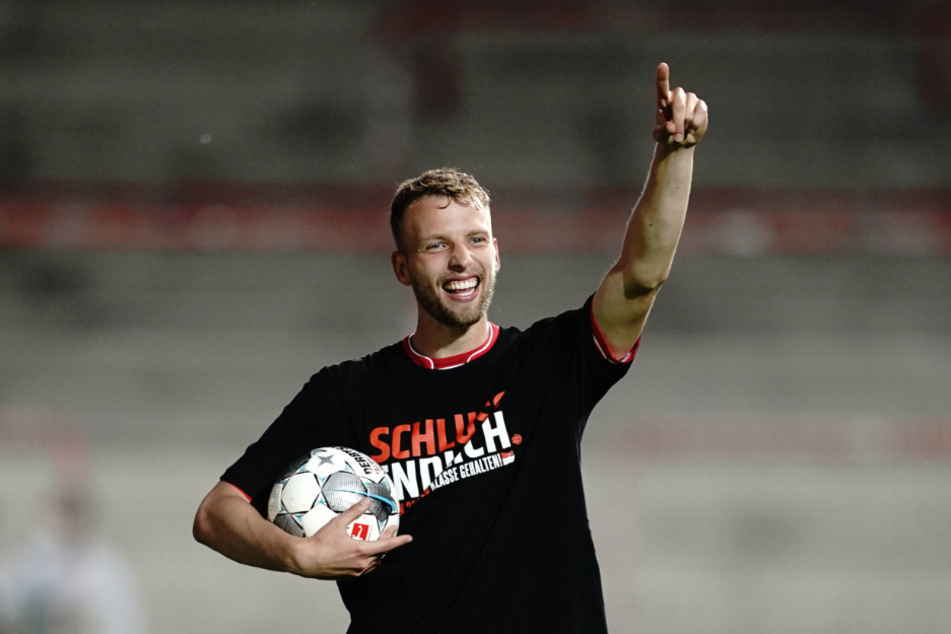 Berlins Marvin Friedrich feiert nach dem Spiel.