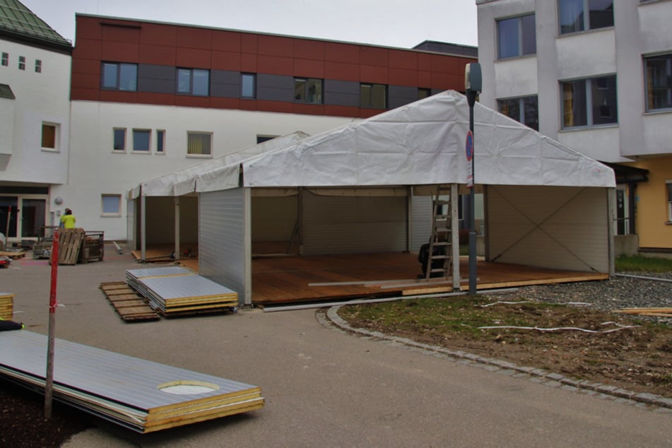 Am Klinikstandort Immenstadt wurde bereits ein entsprechendes Zelt installiert.