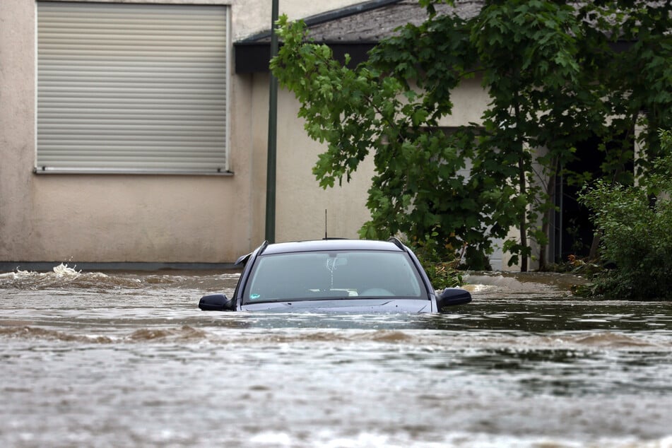 Ein Auto treibt im Juni 2024 in den Wassermassen in Offingen.