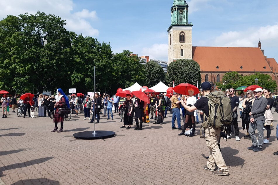 Zu den Sexarbeitern haben sich ein paar Schaulustige gesellt und lauschen den Reden.