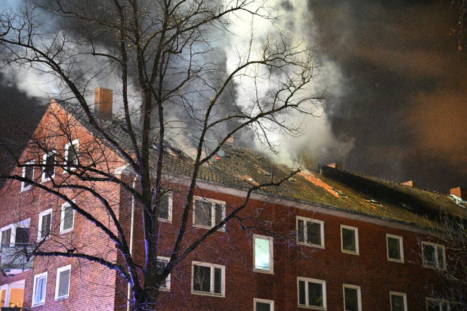 Aktuell brennt es im Hamburger Stadtteil Barmbek-Süd. Die Feuerwehr warnte vor einer starken Rauchentwicklung.