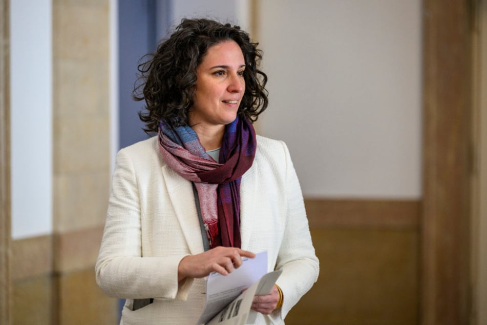 Generaldirektorin der Kunstsammlungen Chemnitz Florence Thurmes (45) übergab drei Werke aus der Sammlung Carl Heumanns zurück an die Erbengemeinschaft.