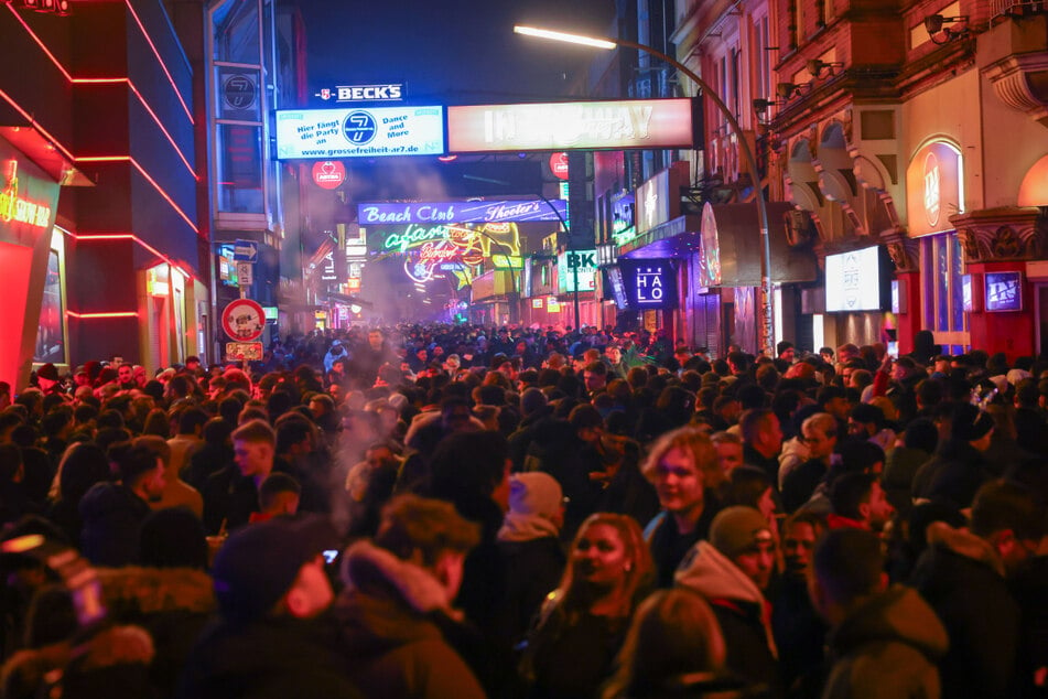 Die Silvesternacht werden erneut unzählige Menschen in Hamburg feiern. Der hvv bringt viele von ihnen durch die Stadt. (Archivbild)