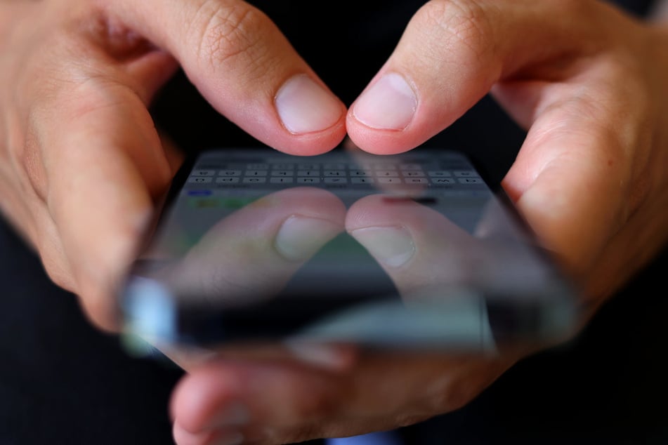 Auf dem Mobiltelefon eines Verdächtigen (20) entdeckten die Ermittler 1500 Dateien mit kinderpornografischen Inhalten. Das führte zu weiteren Ermittlungen. (Symbolfoto)