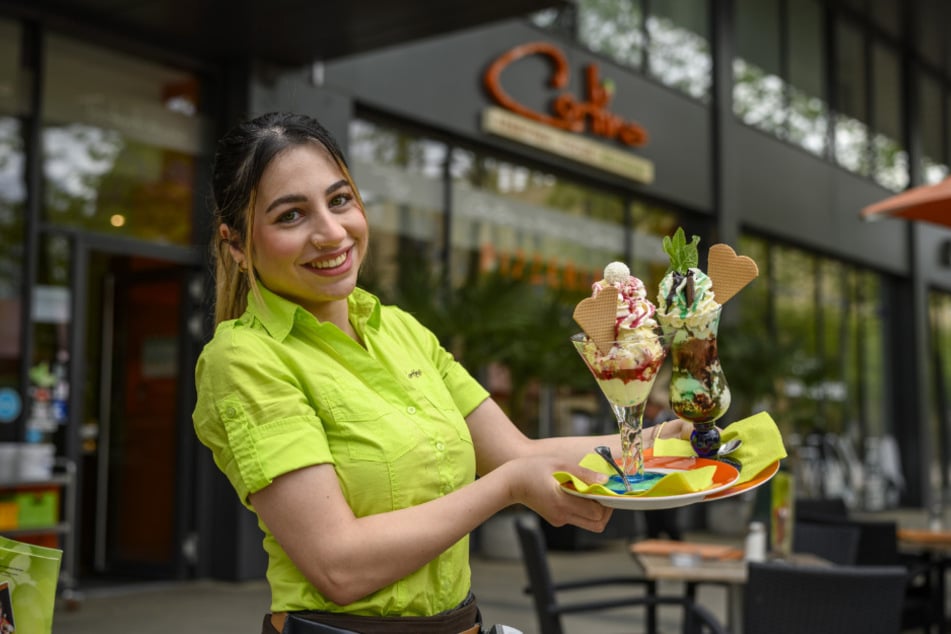 "Cortina"-Mitarbeiterin Lara Jaroukh (25) serviert einen weißen Tartufo sowie ein "After Eight"-Becher.