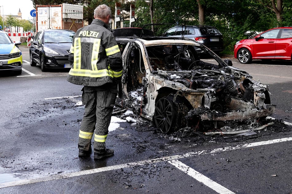 Auf einem Parkplatz an der Zwickauer Straße/Reichsstraße fackelte ein BMW komplett ab.