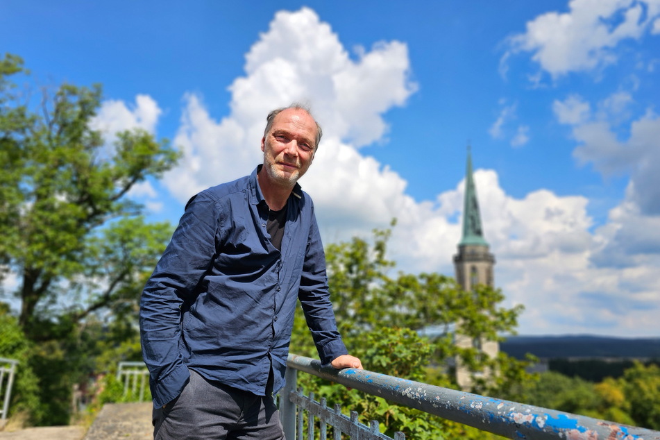 Schauspieler Martin Brambach (55) auf Entdeckertour im Vogtland, hier auf dem Schlossfelsen in Falkenstein.