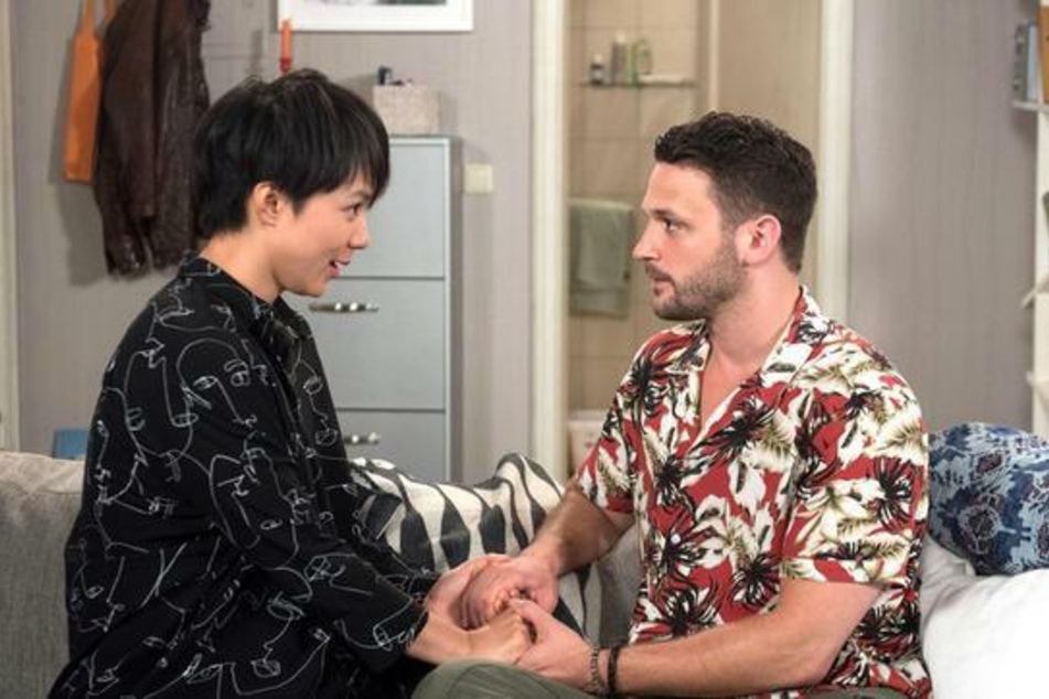 Im Überschwang der Gefühle macht Ellen (Yun Huang, 30) David (Arne Rudolf, 31) einen Heiratsantrag.