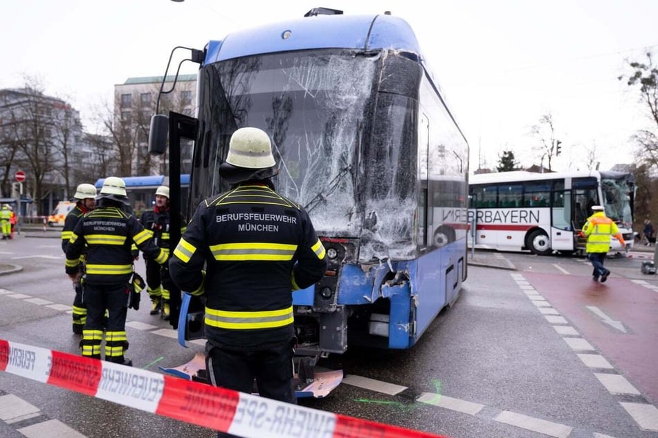 Durch die Wucht des Aufpralls sprang die Tram aus den Gleisen und blockierte die Kreuzung.