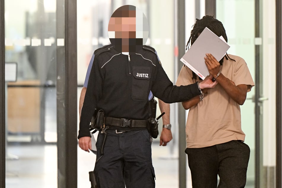 Der Somalier Eddi Ahmed A. (28, r.) bestreitet alle Vorwürfe im Prozess.