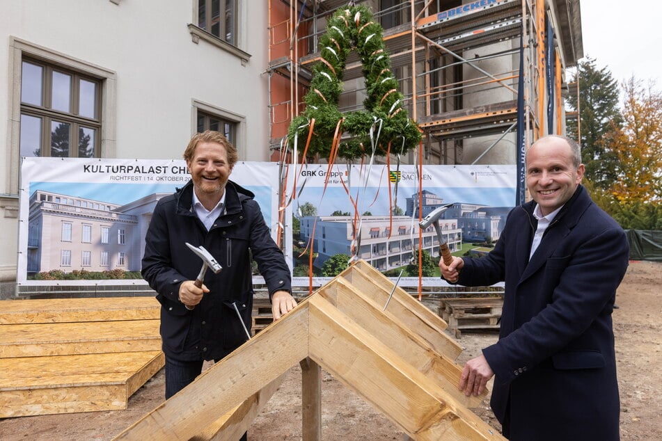 Investor Peter Wolf (45, r.), im Bild mit Baubürgermeister Michael Stötzer (50, Grüne), lässt bereits den Kulturpalast und das Braustolz-Areal neu aufleben.
