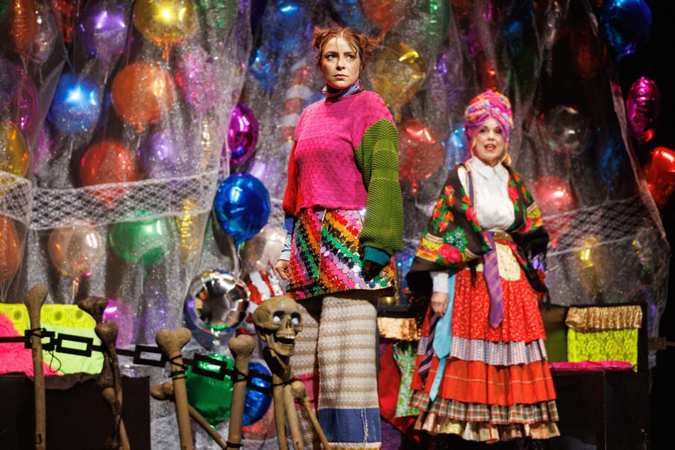 Marinka (Ronja Roth, l.) und ihre Großmutter Baba (Babette Kuschel) vor ihrem reisenden Luftballon-Haus (Stefan Kuk, nicht im Foto).