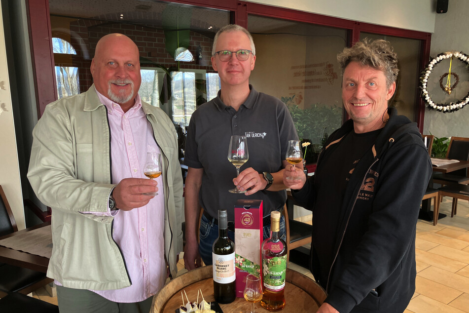 Blend Master Thomas Michalski (64), Winzer Jan Ulrich (53) und Brennmeister Jörg Hans (56, v. l. n. r.) probieren vom neuen Winzer-Whisky.