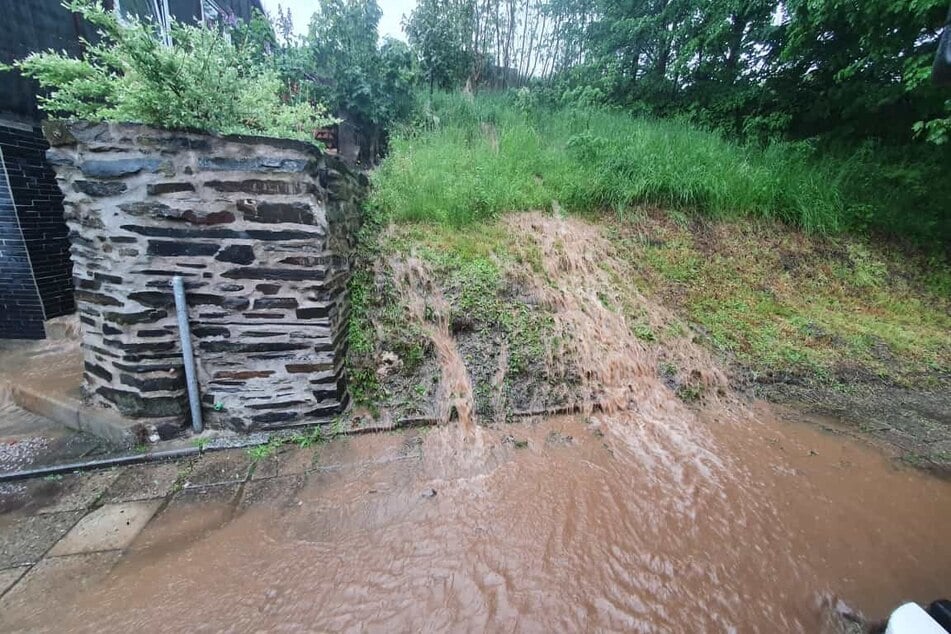 In Wurzbach schossen Wassermassen einen Abhang hinunter. Die Feuerwehr hatte alle Hände voll zu tun.