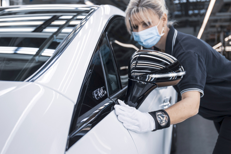 Eine Mitarbeiterin kontrolliert einen EQS. Mercedes-Benz hat am Mittwoch mit der Serienproduktion der vollelektrischen Luxuslimousine EQS begonnen.