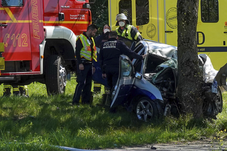Tödlicher Unfall: Kleinwagen wickelt sich um Baum