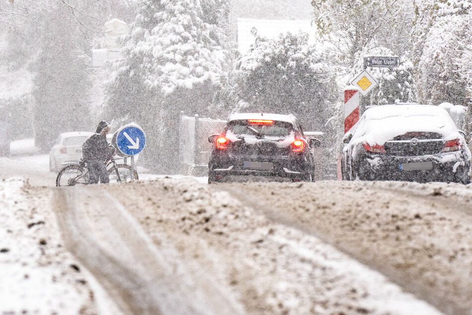 In ganz Hessen war es am Montag zu ergiebigen Schneefällen gekommen, teils massive Verkehrsbehinderungen waren die Folge.