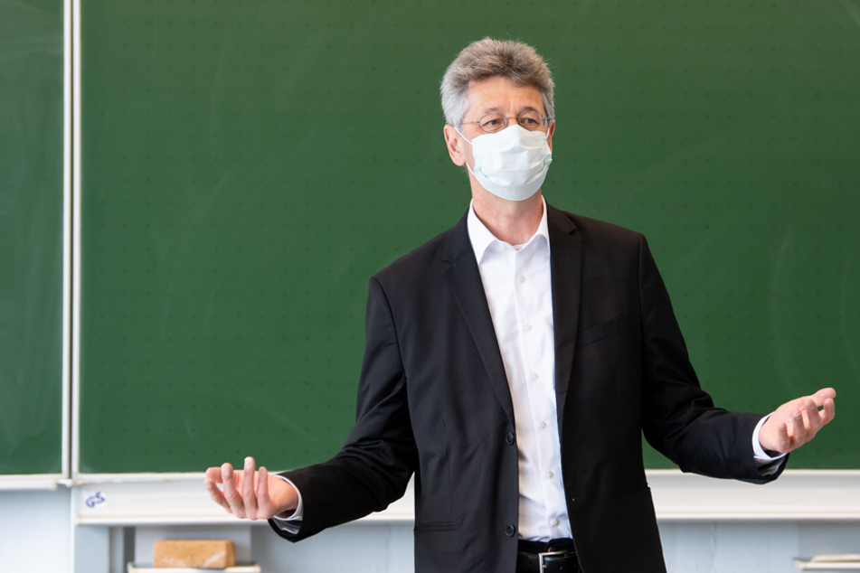 Bayerns Kultusminister Michael Piazolo (Freie Wähler) gab erste Maßnahmen nach den Sommerferien bekannt. (Archivbild)