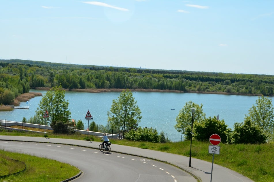 Der Panoramablick über den Markkleeberger See und Umgebung.