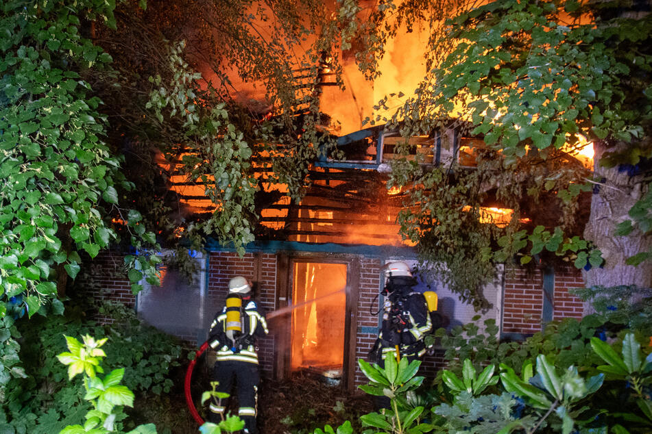 Brandstiftung? Flammeninferno zerstört historisches Fachwerkhaus