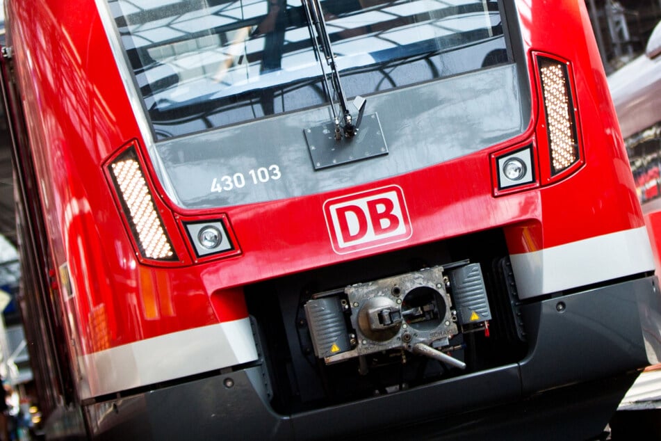 In einer am Hauptbahnhof Frankfurt haltenden S-Bahn kam es am Sonntag zu einer Schlägerei, die Polizei ermittelt wegen gefährlicher Körperverletzung. (Symbolbild)